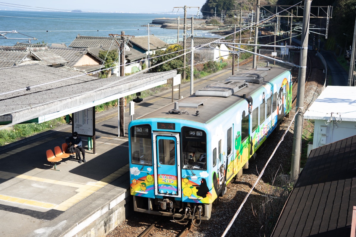 海沿いを走る肥薩おれんじ鉄道の車両